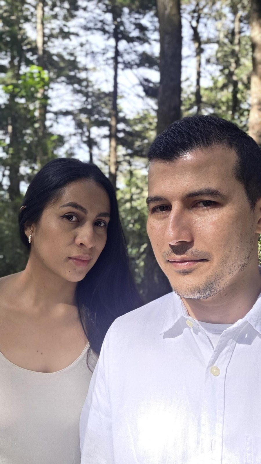 Daniela y Anderson en el bosque, mirando a la cámara